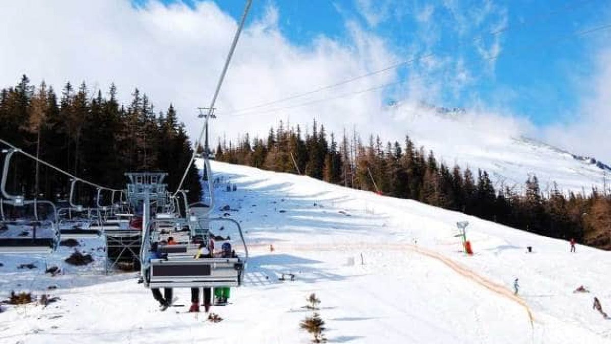 Keindahan Bermain Ski Es Pada Malam Hari di Gunung es Mont Saints Sauveur